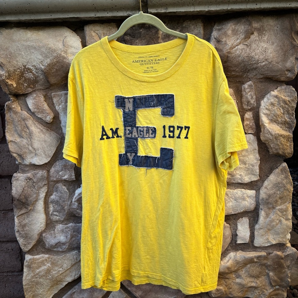 American Eagle Outfitters T-shirt Yellow Embroidered Logo 1977 Men’s Size XL